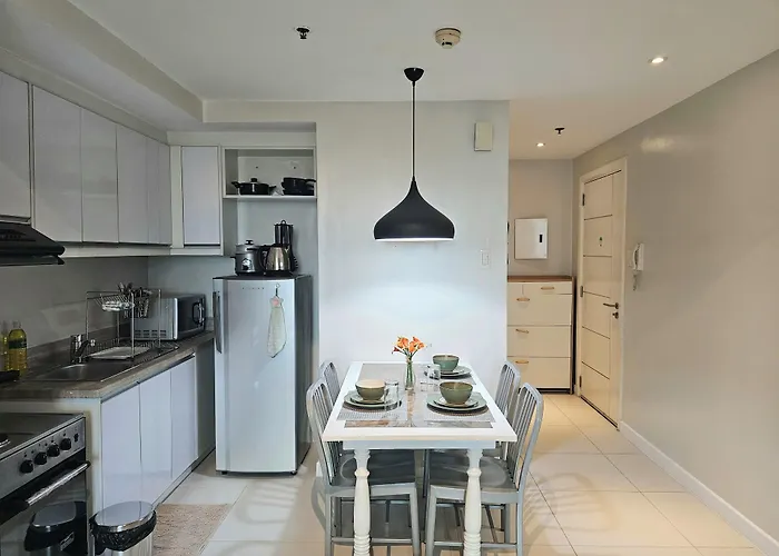 Muji Kltower Makati - Greenbelt - With Pool Access Apartment *